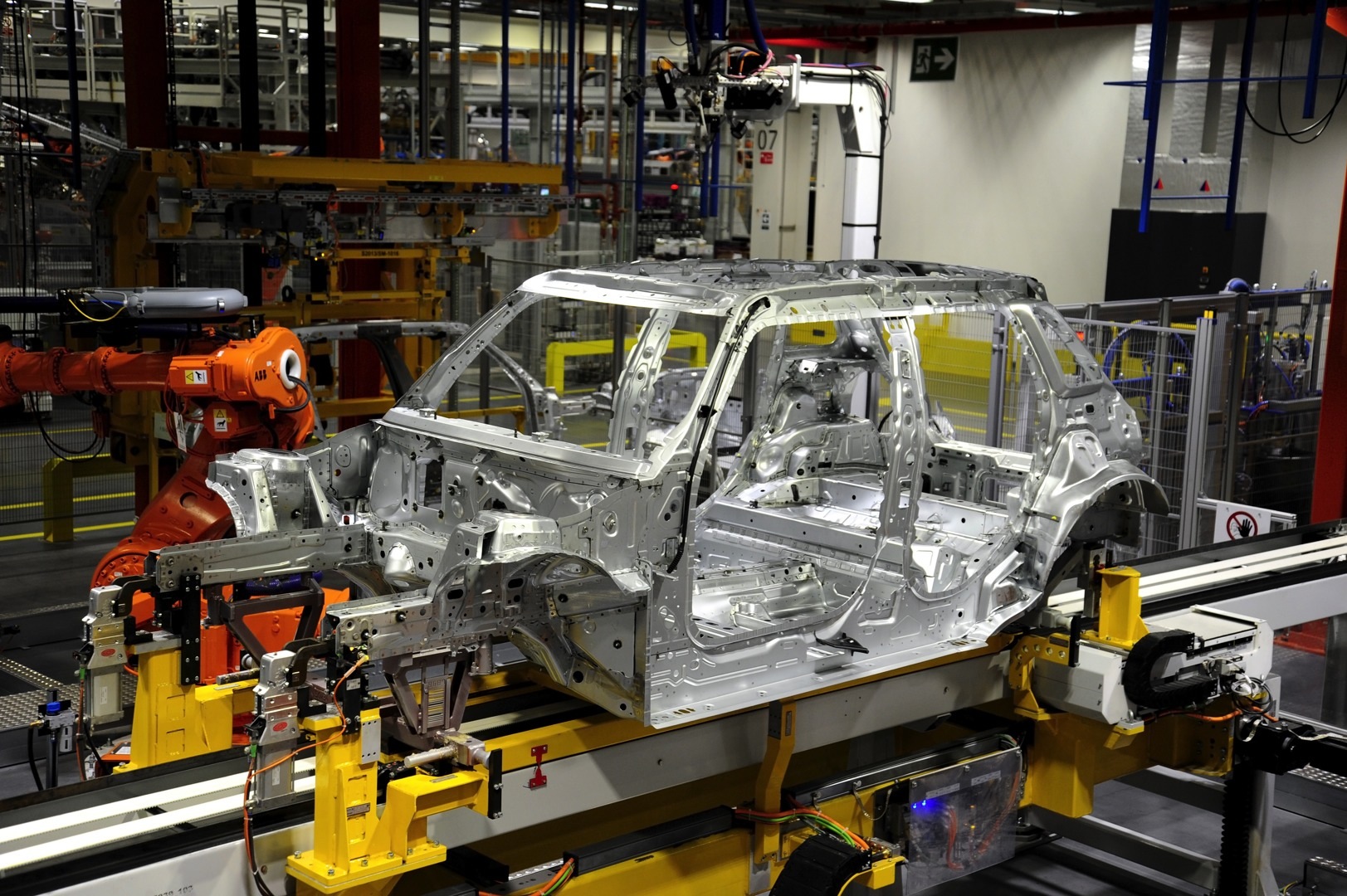 first mini 5 door hatch rolls off the production line in oxford photo gallery 18
